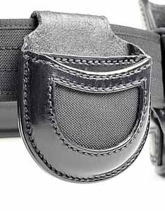 Its purpose is to carry metal handcuffs on a 50 mm wide belt. The embroidery is made with paraffinated polyester thread.
