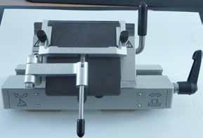 7. Daily Use of the Instrument Inserting the blades into blade holder CE Inserting the high-profile blades Caution! Microtome blades are extremely sharp!