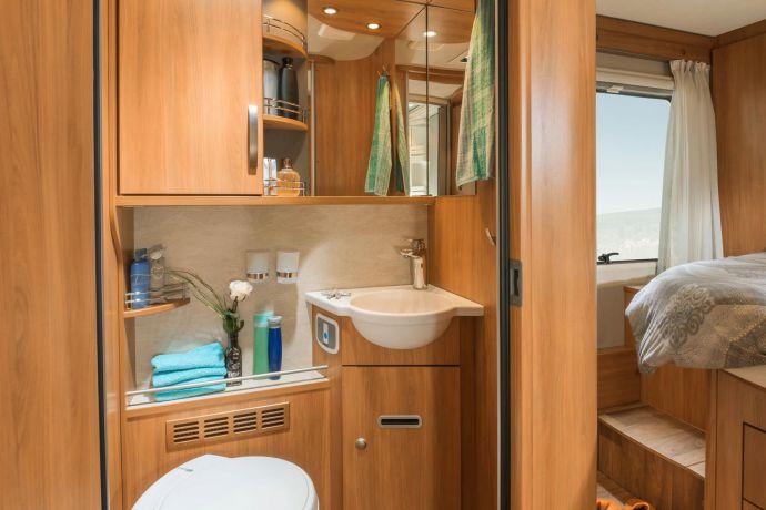 door. The shower in the bathroom of the HYMER T-Class SL 704 and 708 measures 74 cm x 74 cm, allowing plenty of