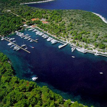 TECHNICAL CONCEPT/ASPECT IN ORGANIZING ISLAND MARINAS TURISTIC PORTS Complete fitting into natural environment Maximum environment protection Using existing natural island bays and marinas with
