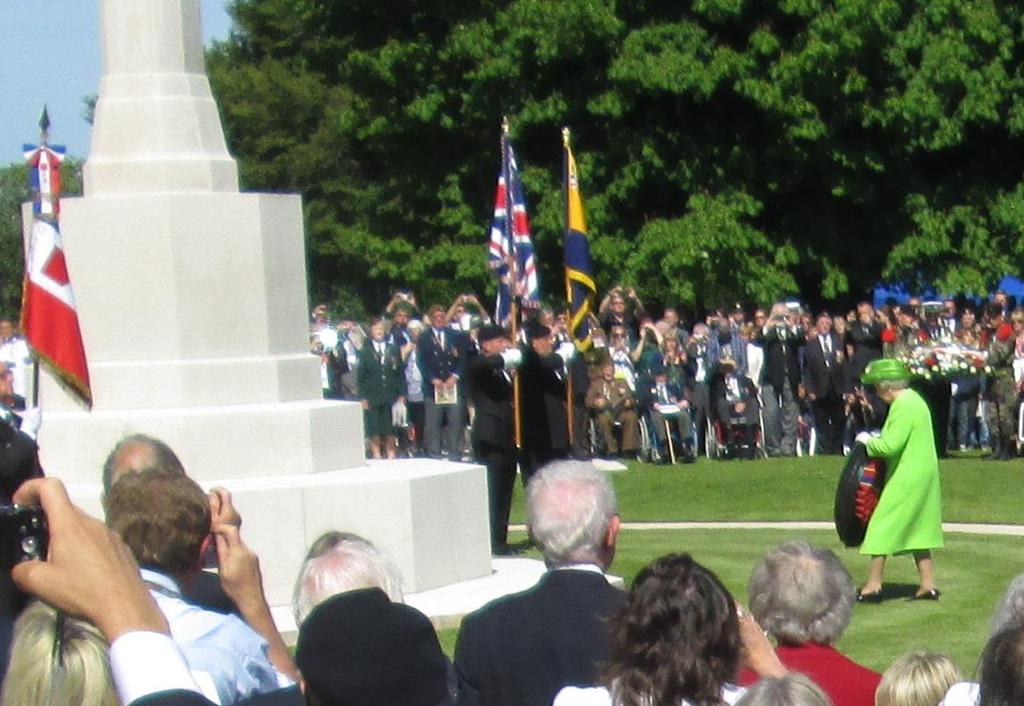 Her Majesty the Queen lays a wreath at the Commonwealth Cemetery Bayeux Normandy 6 th June 2014 Her Majesty the Queen arrived clad in light green with Prince Philip.