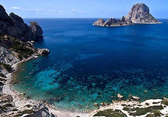 White beaches, beautiful coves with the characteristic chiringuitos always open and night life have always characterized this part of the island.
