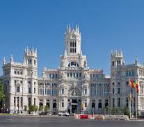 Walk to the heart of Madrid de los Austrias (Madrid of the Hapsburgs) where there is a pretty and charming square, Plaza de la Villa.