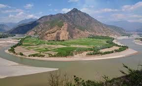Begins in the Kunlun Mountains, southwest of the Huang He s source YANGTZE RIVER Flows almost 4,000 miles