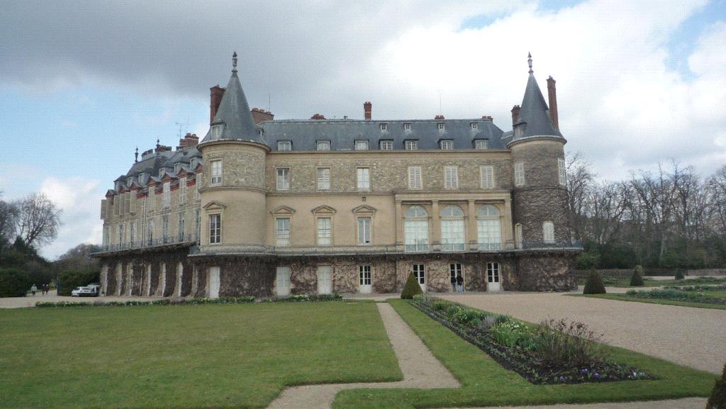 II Famous Places and Monuments 1 ) The Château de Rambouillet (the castle of Rambouillet) * The construction began