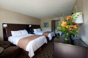 En-suite rooms offers 2 queen or 1 king-sized bed.