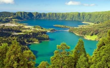 Discovering Portugal 1. Introduction Mainland Portugal is geographically located in Europe s West Coast, on the Iberian Peninsula.