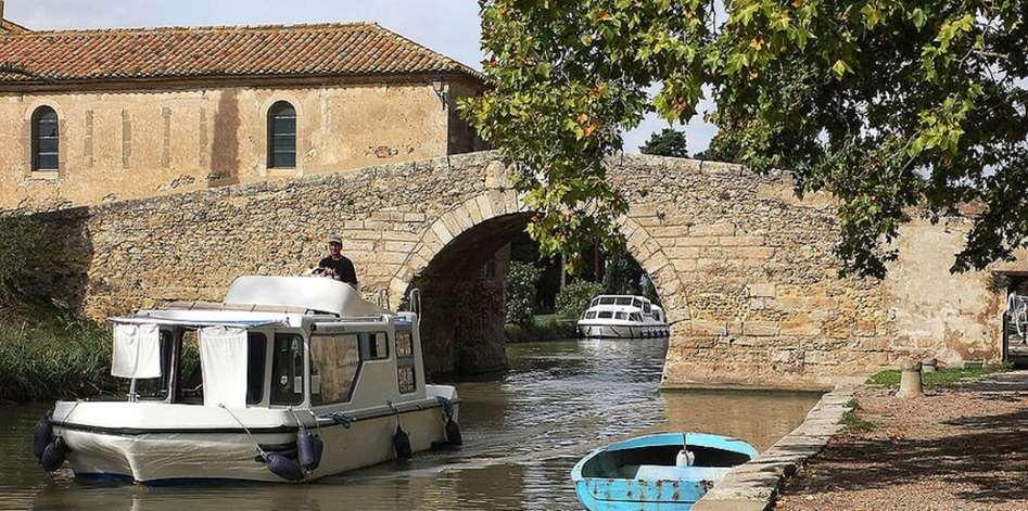 Moissac. For your last accommodation along the canal you can enjoy the quiet and splendor of a hotel with panoramic views of the Garonne Tarn meeting precisely at this point.