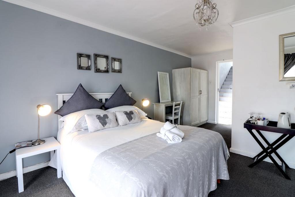 FAMILY ROOM WITH TWO SINGLE BEDS or one double bed AND A BUNK BED - sleeps 4 Two single beds OR one double bed and a bunk bed with en-suite bathroom - shower or bath (enquire