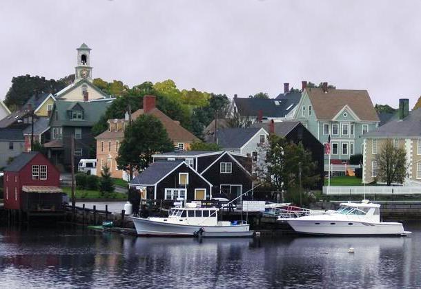 Convention Highlights Portsmouth, New Hampshire sits near the mouth of the Piscataqua River, a short, wide river that divides New Hampshire and Maine.