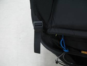 Chest strap The adjustment of the chest strap controls the distance between the carabiners and affects the handling and