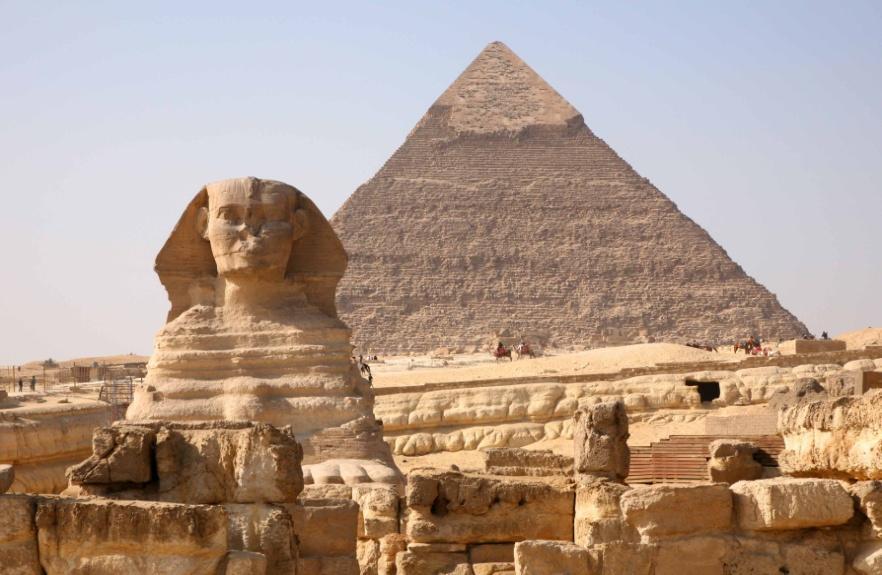 Great Pyramids Located on the west bank of the Nile River on the outskirts of Cairo, the pyramids at Giza, Egypt, ranks as some of the best known monuments in the world.