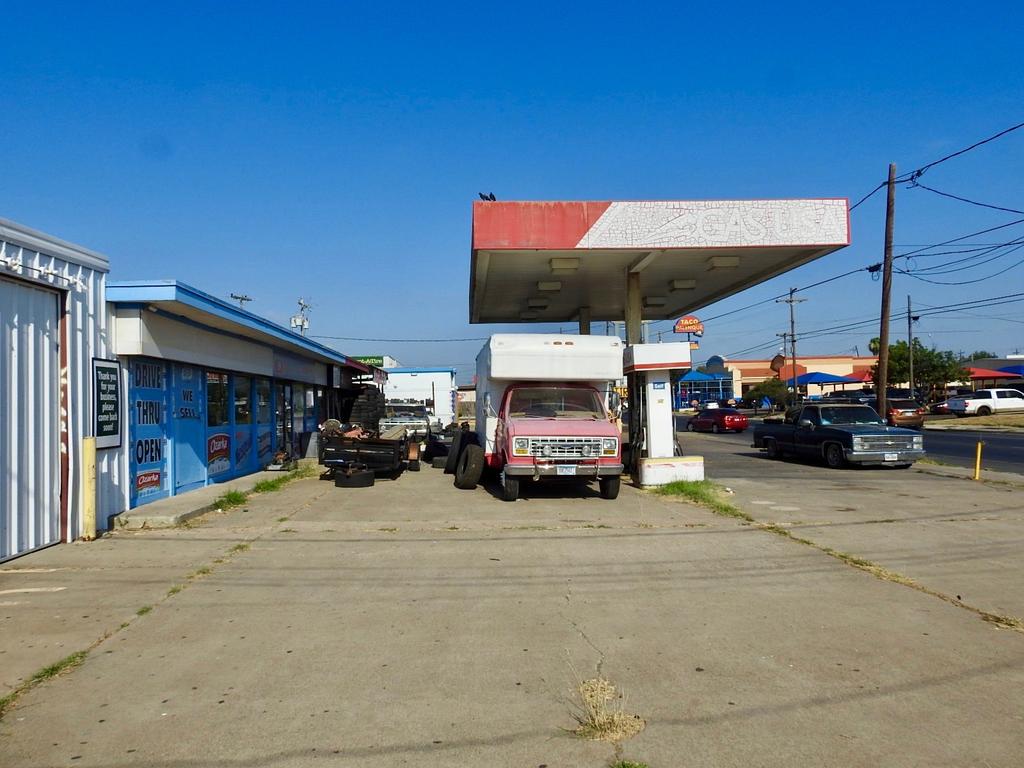 FOR SALE Commercial Closed Convenience Store 2001 Guadalupe St.
