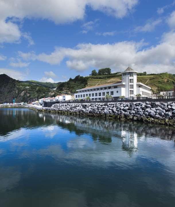 Located in a quiet village and 60 km away from the city of Ponta Delgada and all its movement, it becomes the ideal