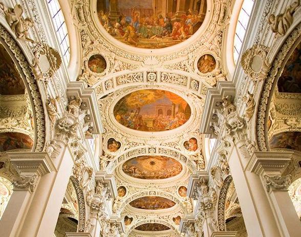 Explore the city and feel the former power and wealth which once controlled the trade route to the Orient. Step inside the Regensburg Cathedral, dedicated to St.