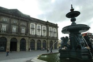 1. Praça de Gomes Teixeira Edifício da Reitoria / Rectory Building This monument lies in the heart of the historic centre of Porto, an urban area with a strong medieval imprint, and it is surrounded