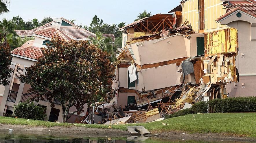 Florida resort residents rush out as building collapses into sinkhole By Orlando Sentinel, adapted by Newsela staff on 08.13.