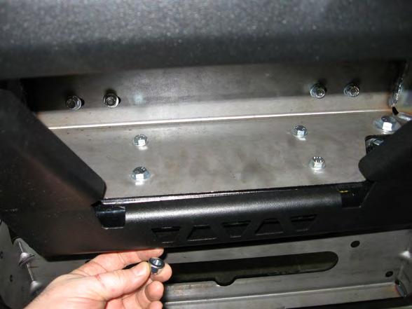 6. Installer quatre boulons de 8 mm avec écrou à épaulement, à travers le montage de lame et la plaque du châssis du véhicule.