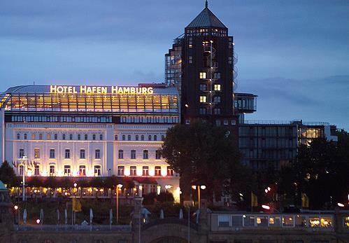 Welcome to the Hotel Hafen Hamburg, the maritime hotel directly above the St. Pauli Landungsbrücken.