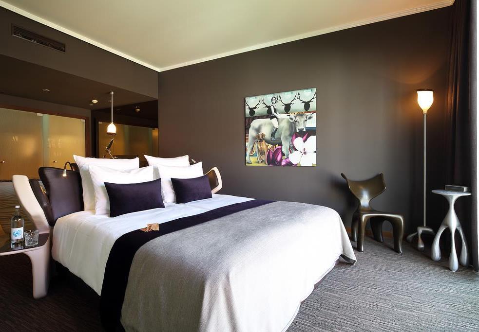 Each room has a king-size bed, free Wi-Fi at up to 15 Mbps, air-conditioning, Sky Entertainment TV, Bose Soundlink Mini Bluetooth Speaker, minibar, safe and desk. At the east Hotel Hamburg on St.