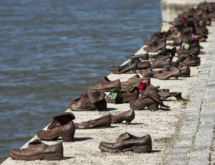 attack in 1552 Shoes on Danube bank A
