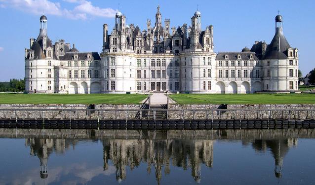 2 THE WONDERS OF CHAMBORD 1 Discovery of one of the most famous chateaux of the Loire Valley, Château de Chambord, through a very engaging and fascinating visit with a private guide.