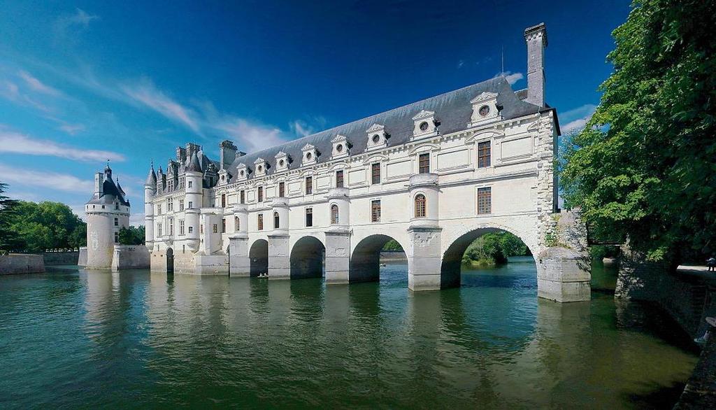 3 THE CHARMS OF CHENONCEAU 2 Explore what is considered to be the most beautiful chateau in the Loire Valley, and let your private and highly engaging guide show you its best kept secrets.
