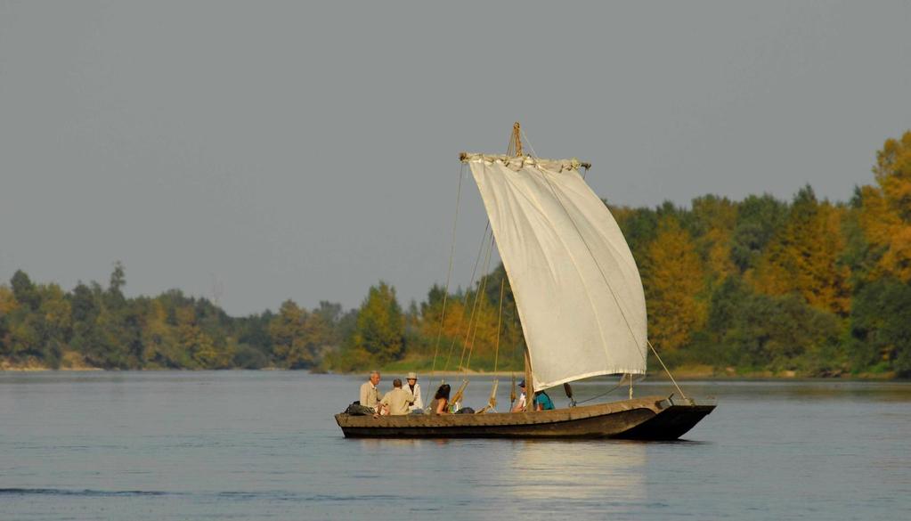8 SAILING DOWN THE LOIRE RIVER 6 Sit back and relax while you enjoy a wonderful sailboat ride on the Loire River and discover the charming landscape that characterizes this region.